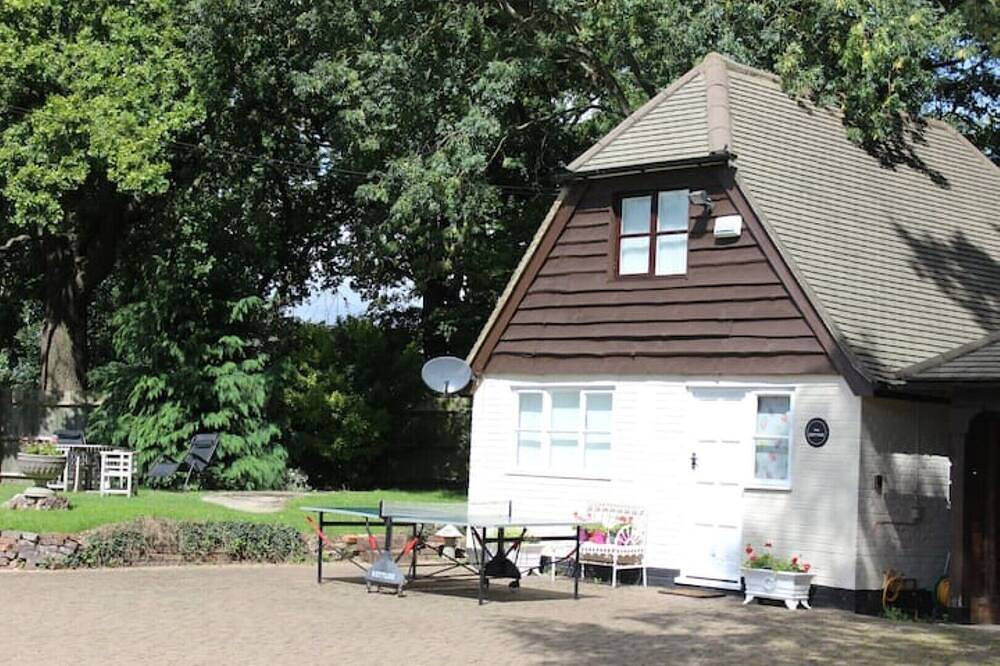 Inclusive, child-friendly, dogs welcome, garden area, near pubs/river/golf in Cookham, Berkshire