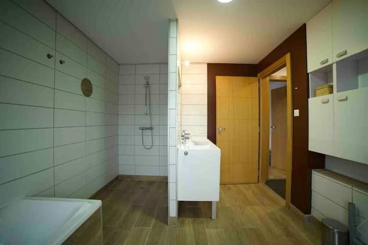 Chambre cosy en Alsace • Route des vins • Petit-déj inclus • Parking & box vélos in Issenheim, Région de Guebwiller