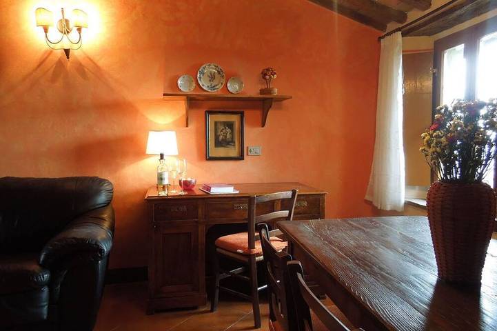 Agriturismo per 4 persone, con giardino e piscina in Trequanda