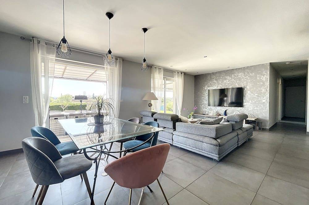 Quiet 4-bedroom villa 140m2. Pool + Garden 3000m2 in Châteauneuf-Grasse, Cannes region