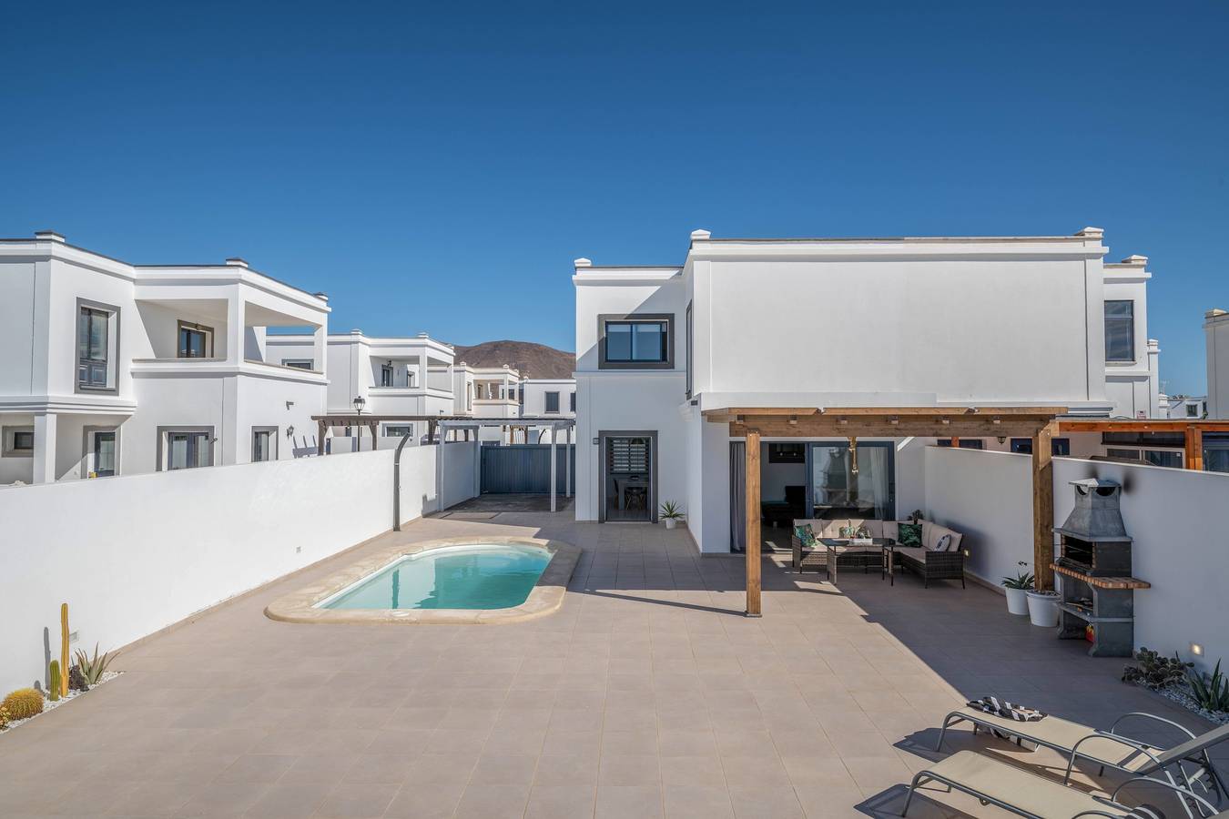 Villa Esmeralda cerca de la playa de Papagayo con vistas a la montaña y piscina climatizada in Playa Blanca, Yaiza