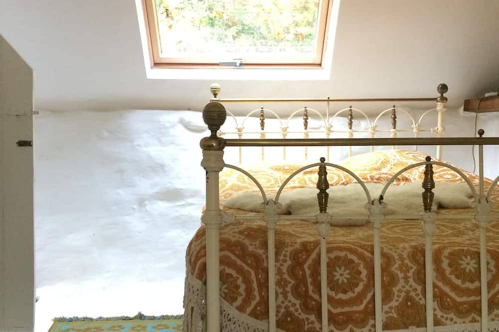 Mellow Mountain Eco Retreat exclusive use with Tipi, wood burning Hot Tub, Sauna in Wrexham region
