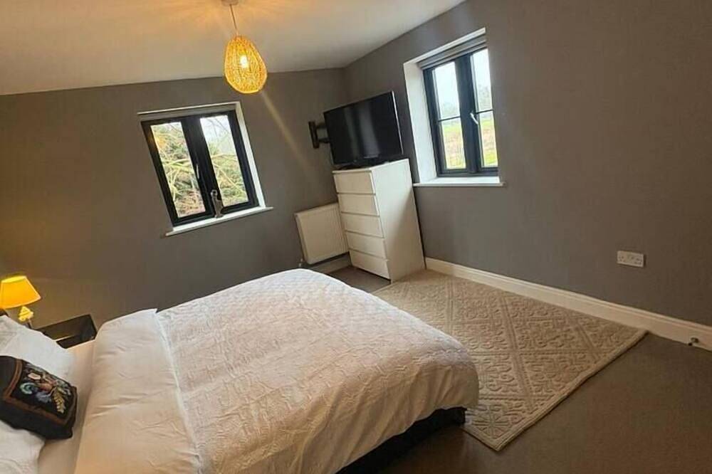 #100 Comfortable 4-Bed House in Rugby in Churchover, Warwickshire
