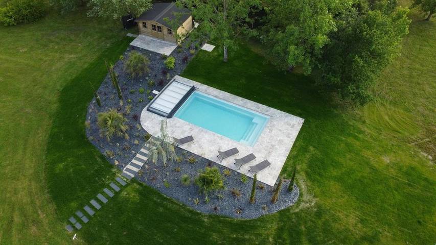 Location de vacances pour 4 personnes, avec terrasse et piscine à Fougères-sur-Bièvre