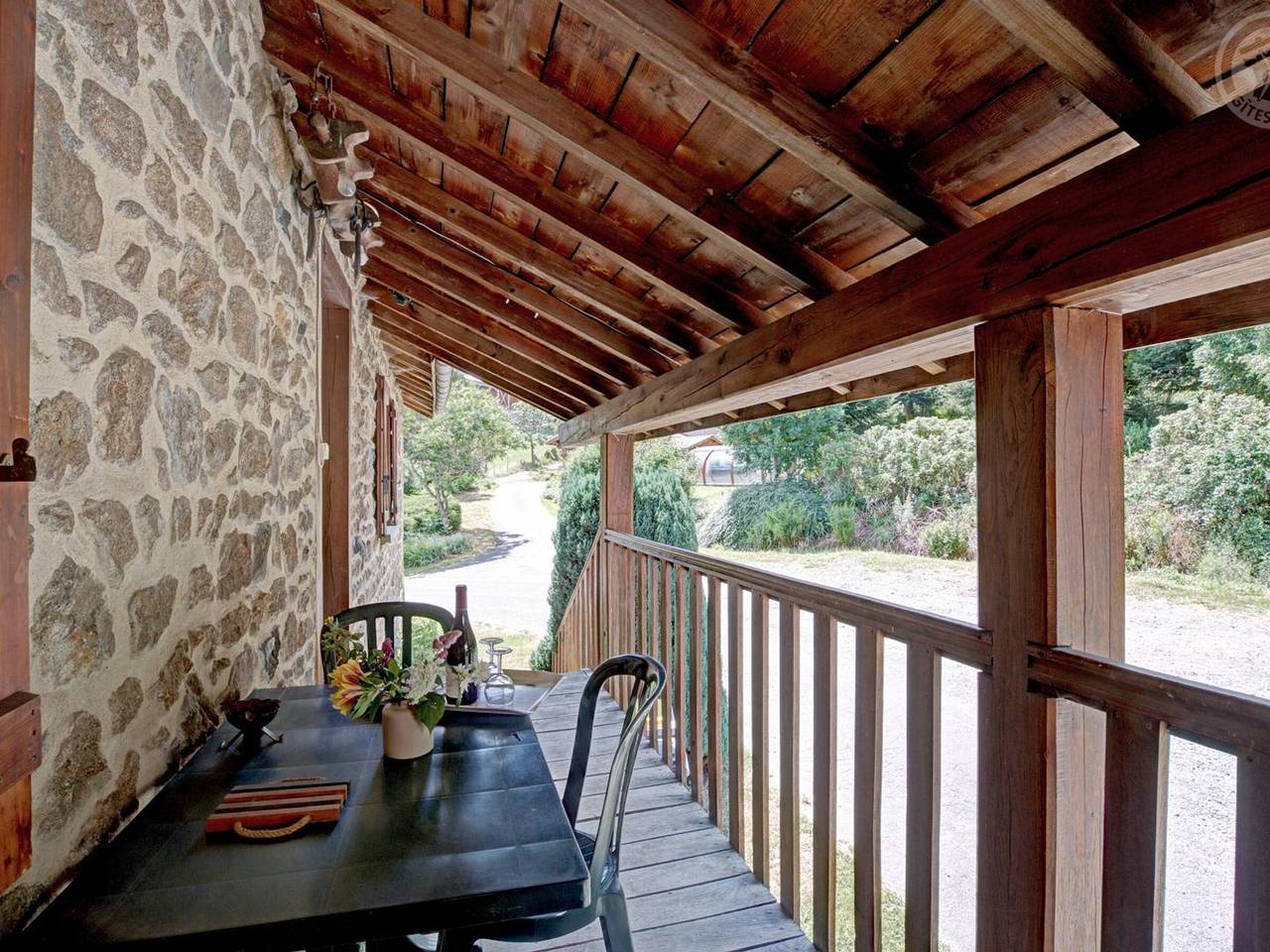 Gîte chaleureux à Sauvain avec jardins, activités familiales et spa en option in Sauvain, Montbrison