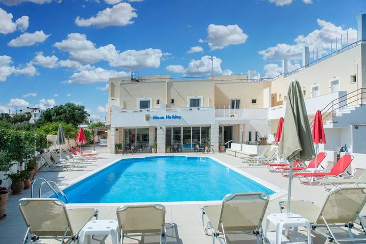 Hôtel pour 3 personnes, avec piscine ainsi que jardin et vue dans Palekastron