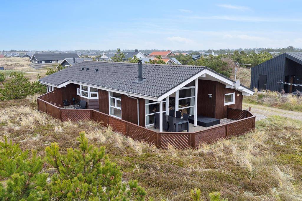 Well-kept vacation gem with terrace, spa and map to the North Sea in Bjerregård, Holmsland Klit