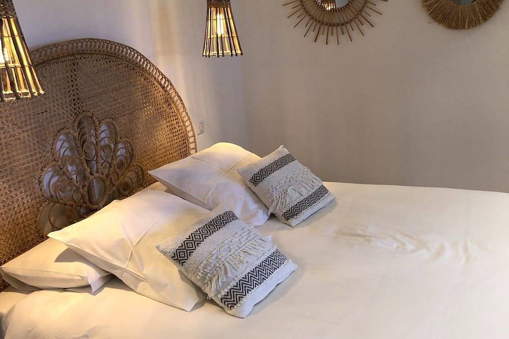 Large charming Bastide- private pool- Air conditioning- Wifi-1.2 km from St Tropez-Vue Mer in Gassin, Draguignan Region