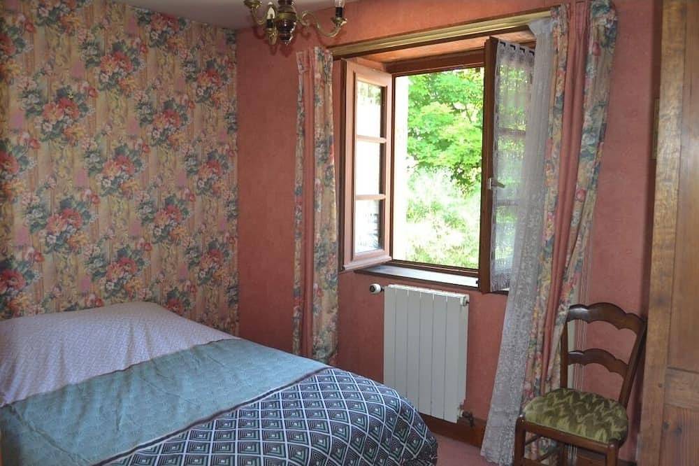 Grande Maison familiale, 5 mn a pied du lac, animaux de compagnie acceptés. in Peyrat-le-Château, Région de Limoges