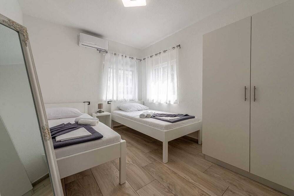 Cijeli apartman, Villa 80m from the beach with the big pool in garden in Karlobag, Velebit Nature Park