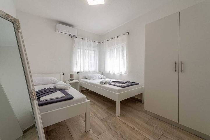 Ferienwohnung für 6 Personen, mit Terrasse und Garten in Karlobag - 3