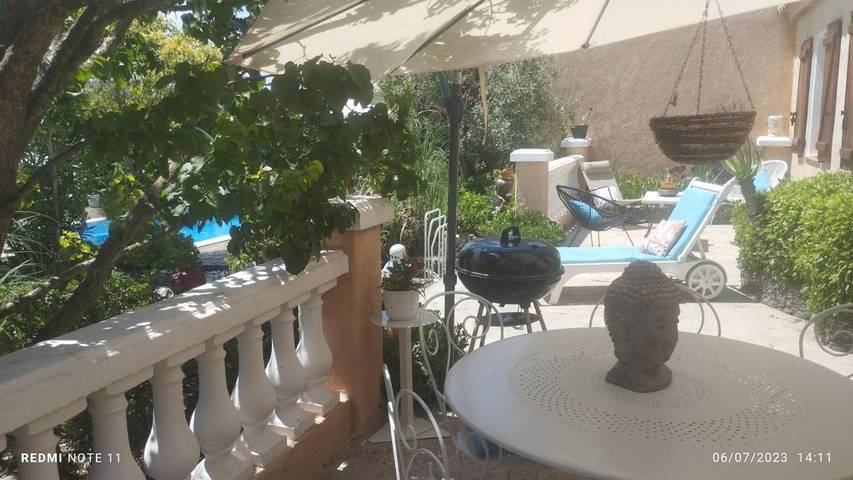 Location de vacances pour 4 personnes, avec terrasse et vue ainsi que piscine et jardin à Pierrefeu-du-Var - 3