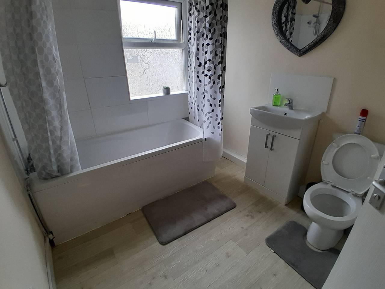 Entire holiday apartment, Blackpool - 2-Bed Apt - Sleeps 5 in Blackpool Pleasure Beach, North West England