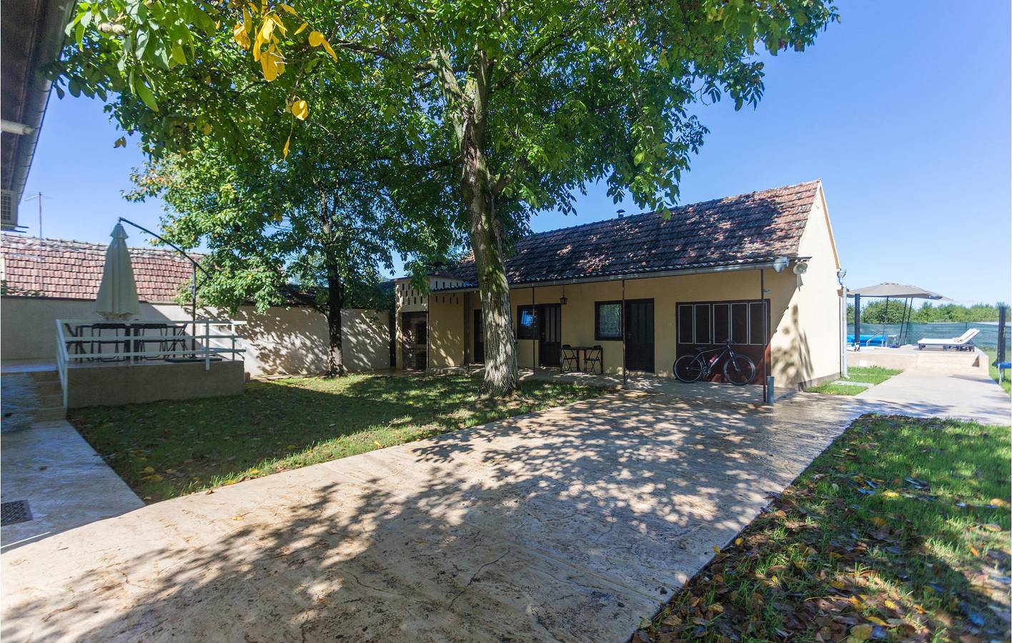 Gemütliches Apartment mit Pool, WiFi & Parkplatz in Brod-Posavina