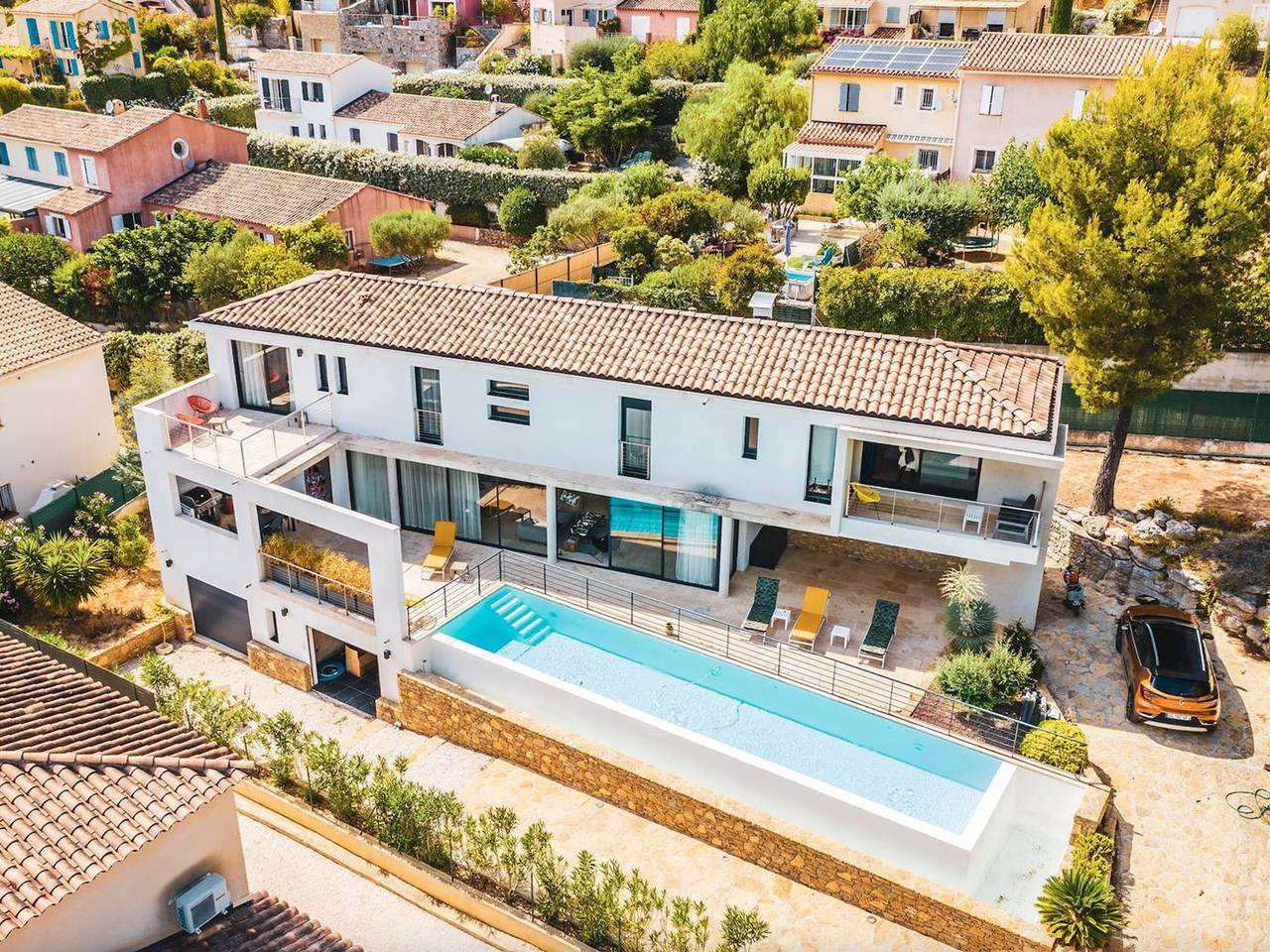 Charming Villa with Pool, Terrace, Bbq & Ac - Perfect for Families! in La Cadière-d'Azur, Toulon region