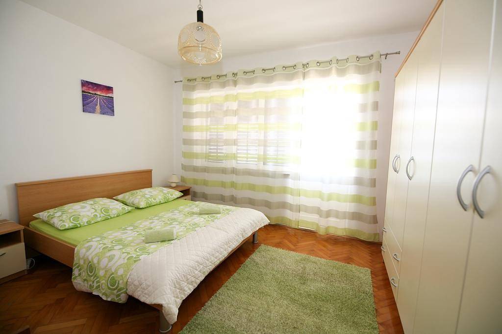 Ganze Wohnung, Vier-Zimmer-Apartment mit Terrasse und Strandlage in Slatine, Ciovo