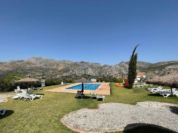 Apartamento para 20 personas, con Terraza y Jardín además de Piscina y Vistas en Benaoján