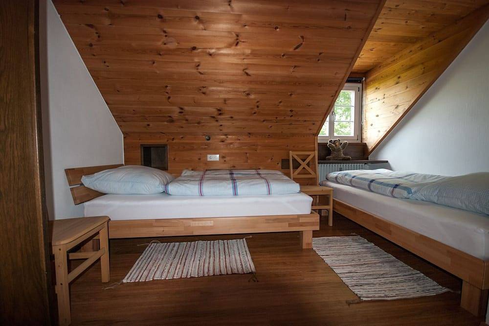 Ganze Wohnung, Großzügige  Ferienwohnung in ruhiger Alleinlage, großer Balkon und Garten in Isny im Allgäu, Region Bodensee-Oberschwaben