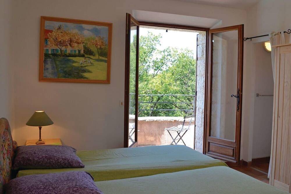 Spacious Villa for 6 - amazing pool and views in Callian, Draguignan region