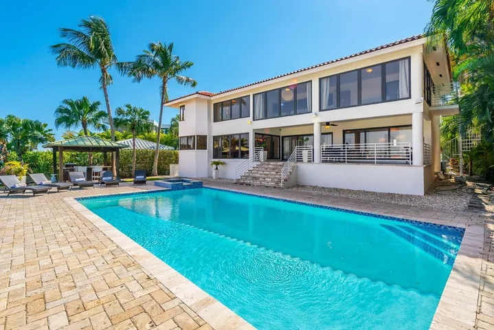 Chalet para 14 personas, con jacuzzi además de piscina y balcón - 1