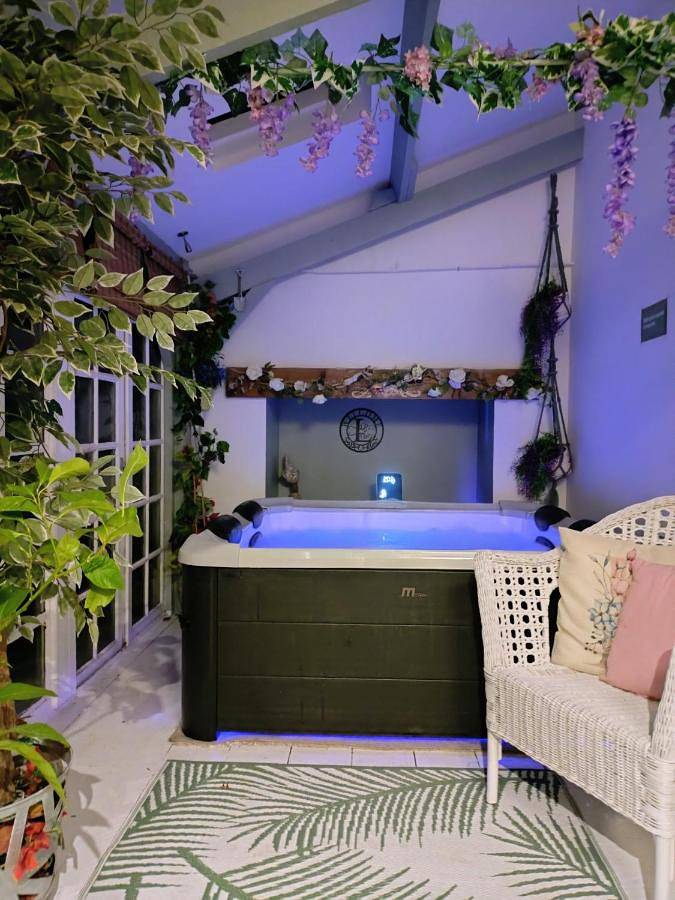 Gîte pour 3 personnes, avec piscine ainsi que jardin et jacuzzi à Loubès-Bernac