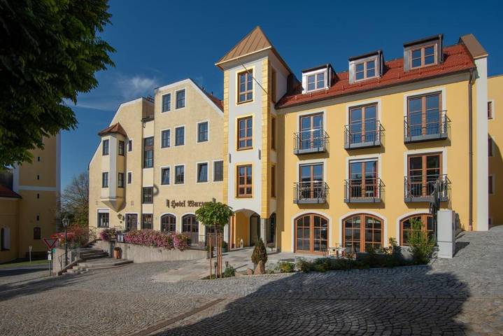 Hotel, mit Terrasse und Garten sowie Pool und Sauna