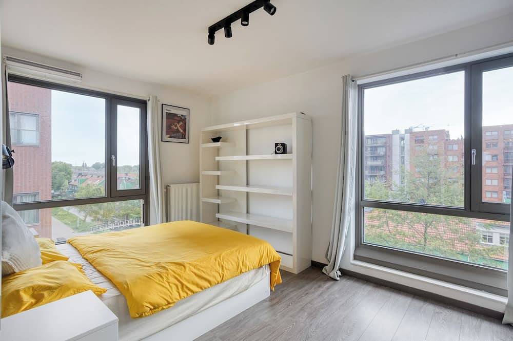 Ganze Wohnung, Spacious Amsterdam-edge retreat: sunset balcony & 6 min train to Ams in Zaandam, Holländische Küste