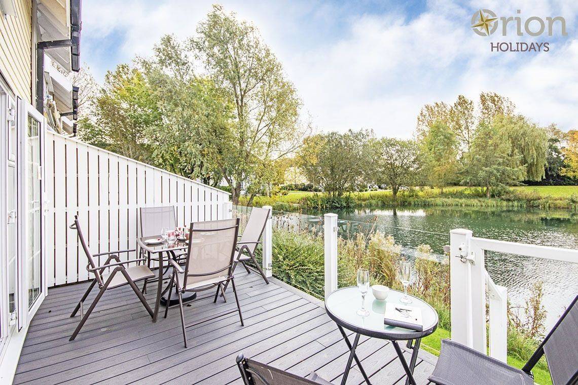 Isis Lakes 79, Reflections in Gloucestershire