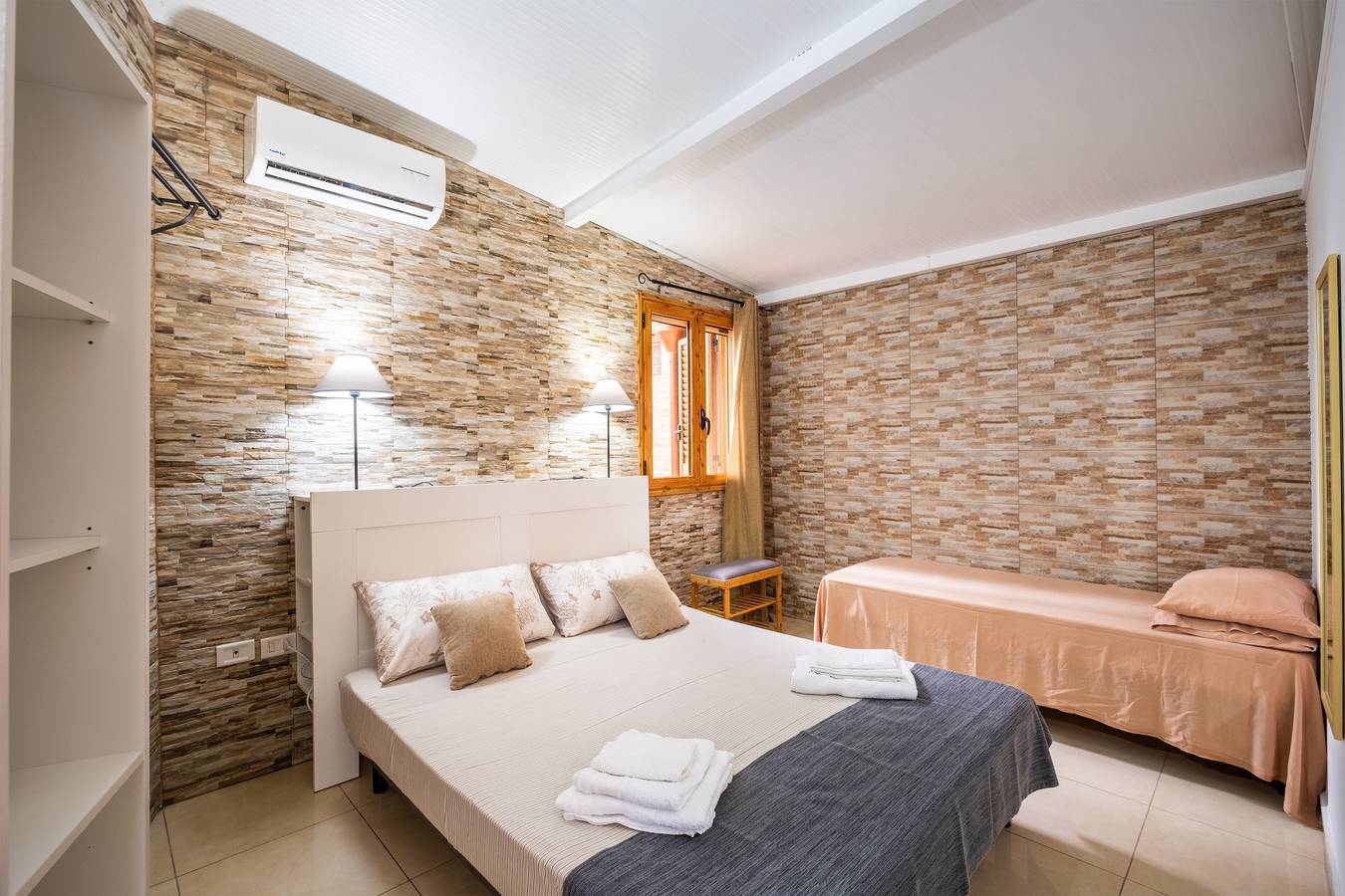 Casa vacanze 'Villa Gaudì - Batllò' con terrazza privata, Wi-Fi e aria condizionata in Sant'Isidoro, Golfo di Taranto