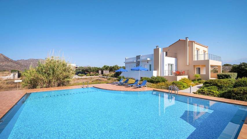 Ferienwohnung für 6 Personen, mit Pool und Balkon sowie Garten in Chania