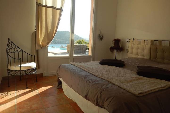 Location de vacances pour 8 personnes, avec terrasse ainsi que jardin et jacuzzi dans Plage du Ruppione - 3