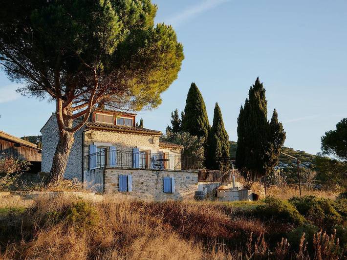 Gîte pour 2 personnes, avec vue et sauna ainsi que terrasse et piscine, animaux acceptés à Pradelles-en-Val