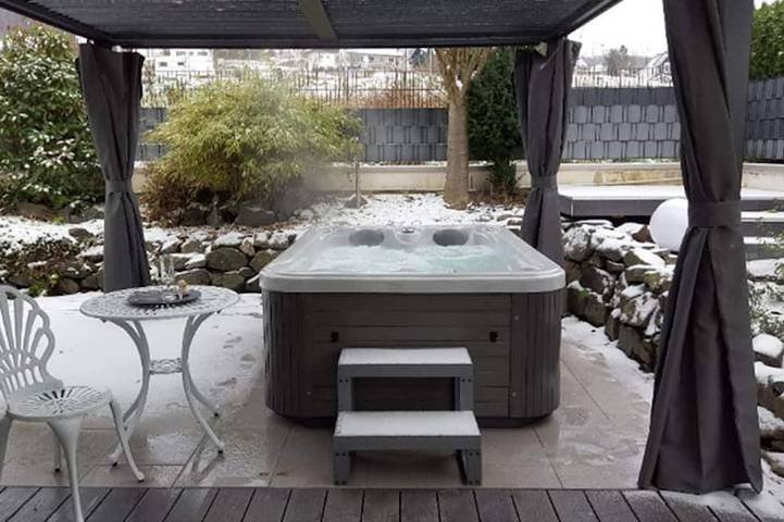 Ferienhaus für 2 Personen, mit Terrasse und Whirlpool sowie Garten in Erbach