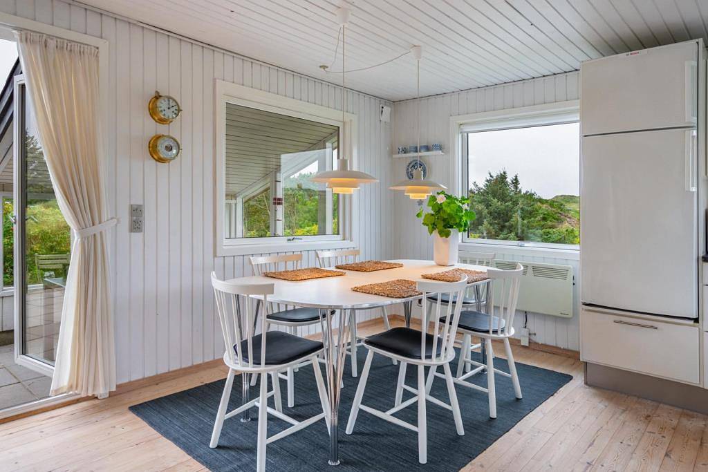 Sommerhus beliggende tæt på Vesterhavet. in Henne, Varde Region