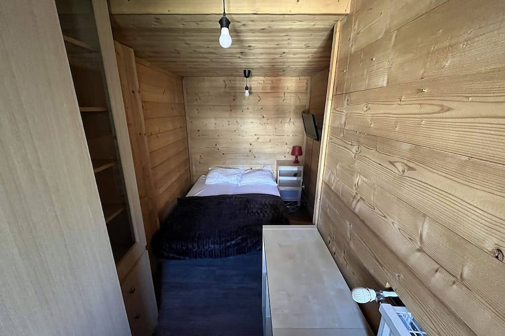Entire apartment, Garden apartment in chalet in Vars, Briançon region
