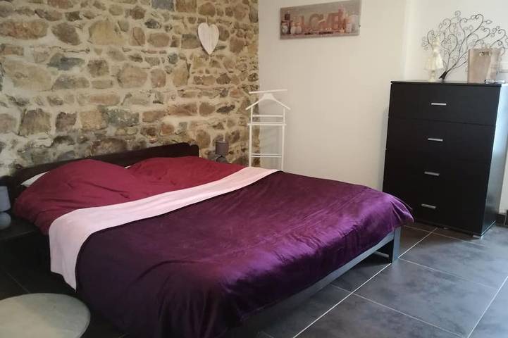 Location de vacances pour 16 personnes, avec jardin à Chirassimont - 2