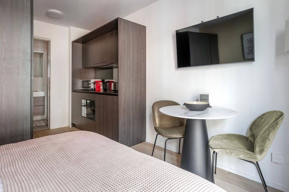Entire apartment, Hip Wiedikon 1.5 Room w/ Storage & W/D, 1 min to Market, by Blueground in Zurich, Zurich district