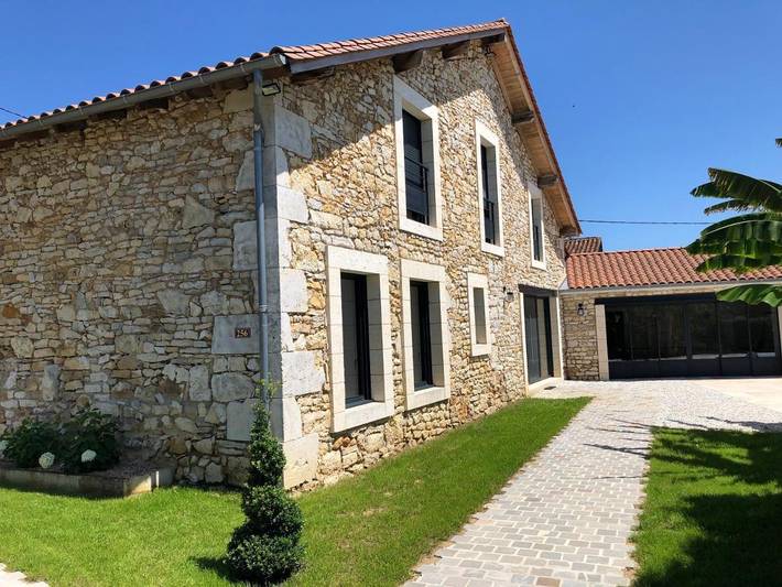 Location de vacances pour 8 personnes, avec jacuzzi ainsi que piscine et jardin à Saint-Front-la-Rivière