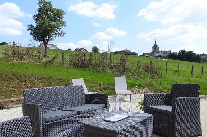 Location de vacances pour 4 personnes, avec jardin dans Dommartin-le-Franc