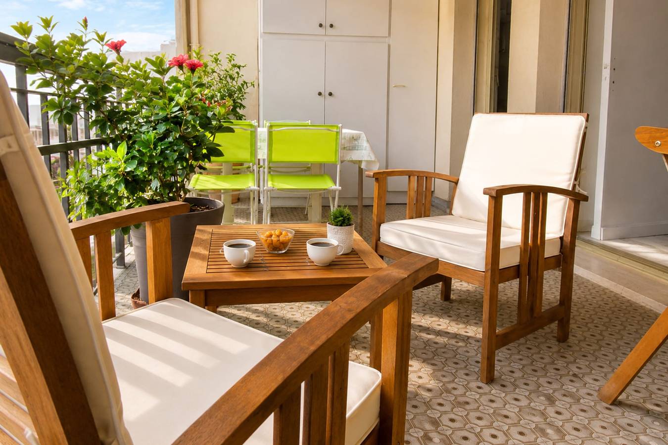 Studio entier, Studio dans le coeur de Juan les Pins avec magnifique terrasse vue mer in Juan-les-Pins, Antibes