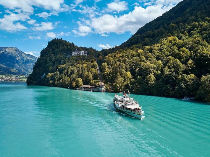 Hôtel pour 3 personnes, avec vue sur le lac et vue ainsi que jardin et piscine, animaux acceptés à Brienz - 2