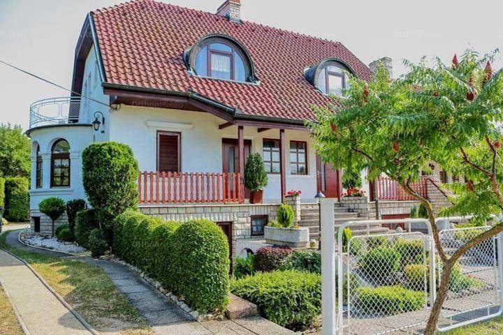 Ferienwohnung für 8 Personen, mit Balkon und Terrasse sowie Whirlpool und Garten in Csopak
