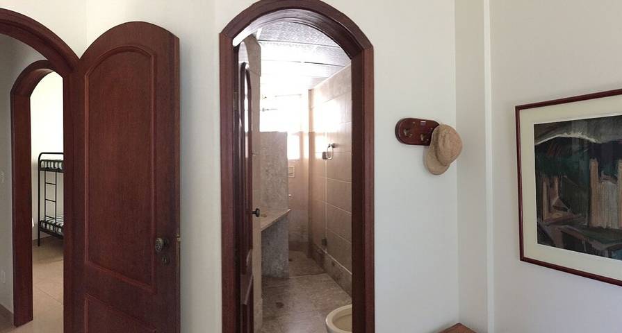 Casas e apartamentos de temporada para 8 pessoas, com sauna e balcão e ainda jardim and piscina na Praia do Forte (Cabo Frio)