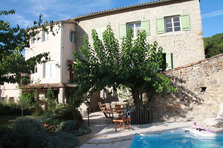 Gîte pour 6 personnes, avec jardin et piscine à Courry