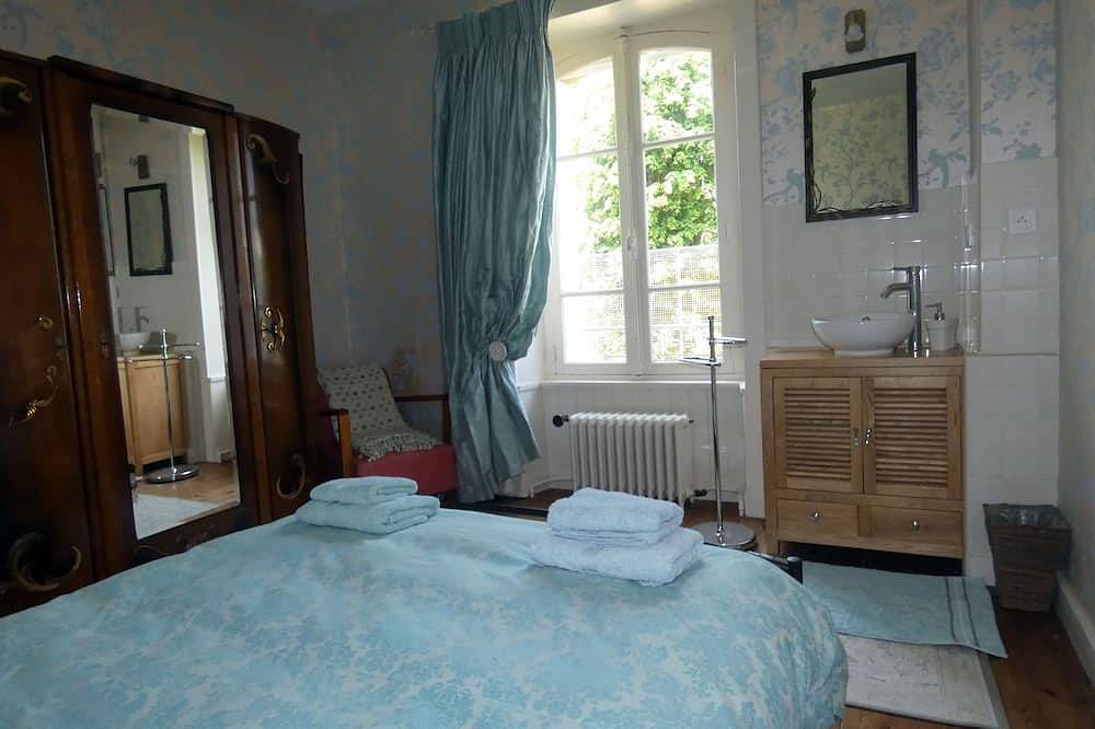 Centrally Located Traditional Townhouse With Modern Amenities and Pretty Garden in Dinan, Dinan region
