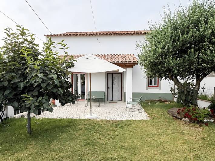 Ferienhaus 'Casa Teodoro' mit privatem Garten in São Bartolomeu dos Galegos e Moledo, Lissabon Distrikt