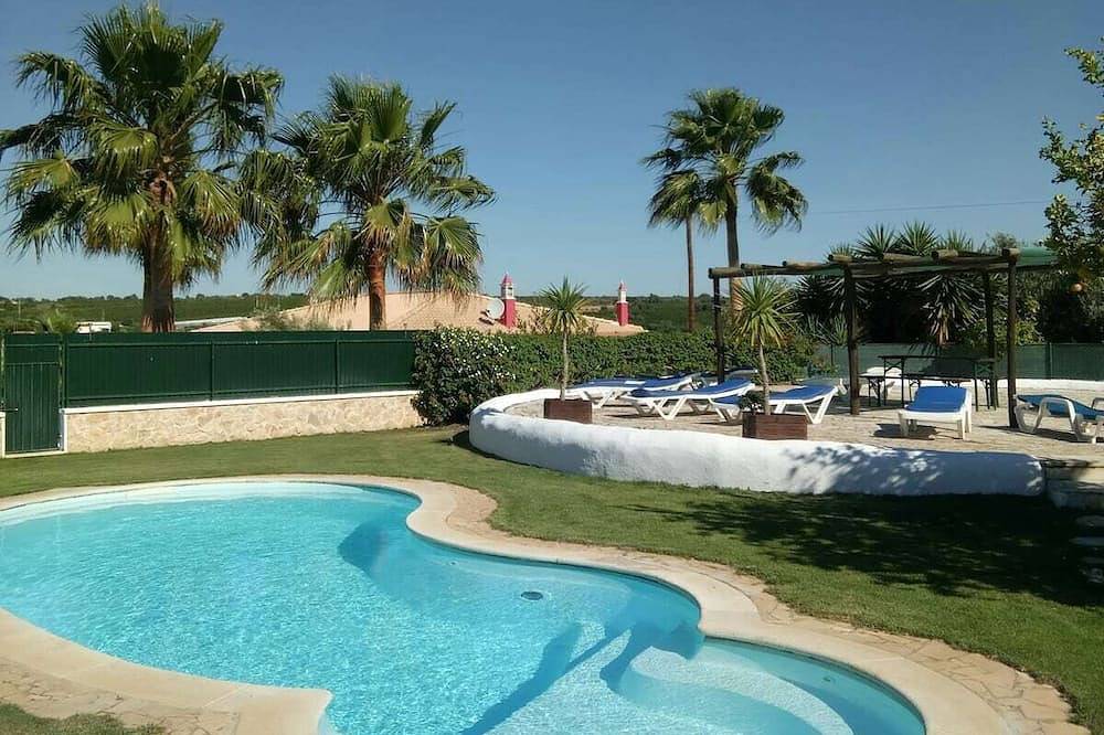 Rural farm away from the hustle and bustle and close to everything with Ac. . in Algoz, Faro Distrikt