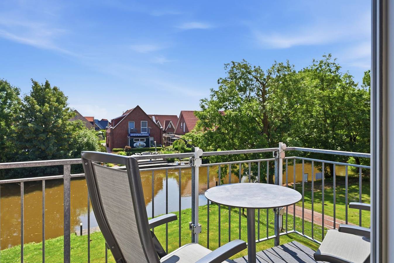 Ganze Wohnung, Neue Ferienwohnung (80qm) für 2 Personen mit Balkon in traumhafter Lage in Greetsiel, Krummhörn