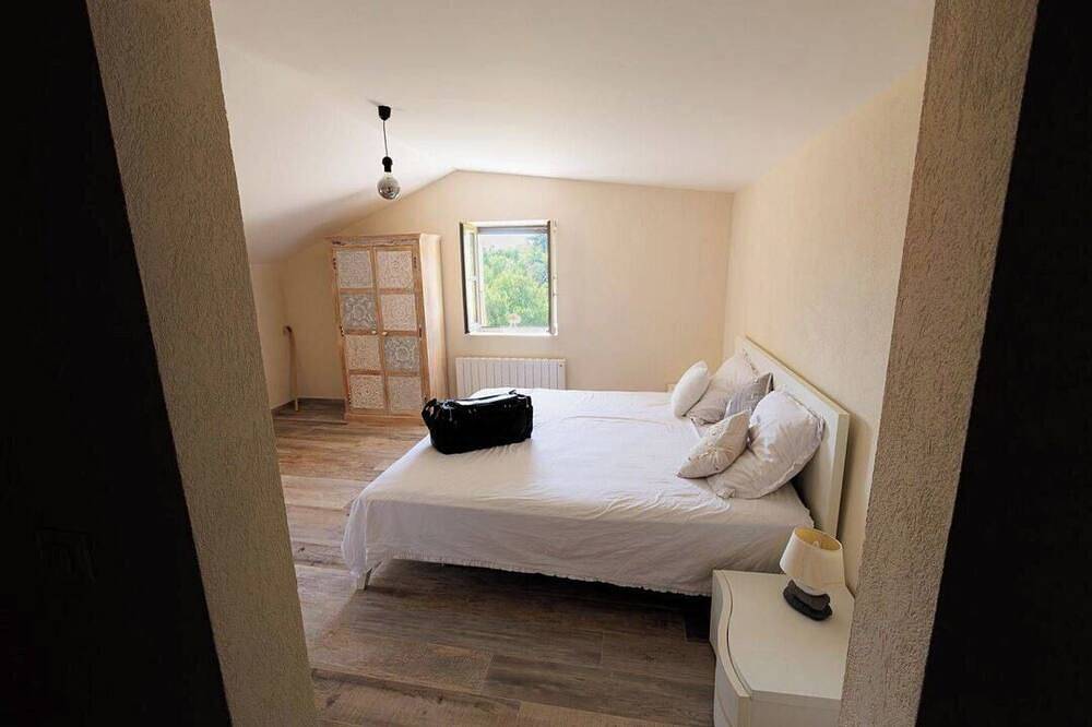 3.5-hectare private estate — heated pool, tennis and padel courts, sleeps 11 in Romans-sur-Isère, Región de Valence