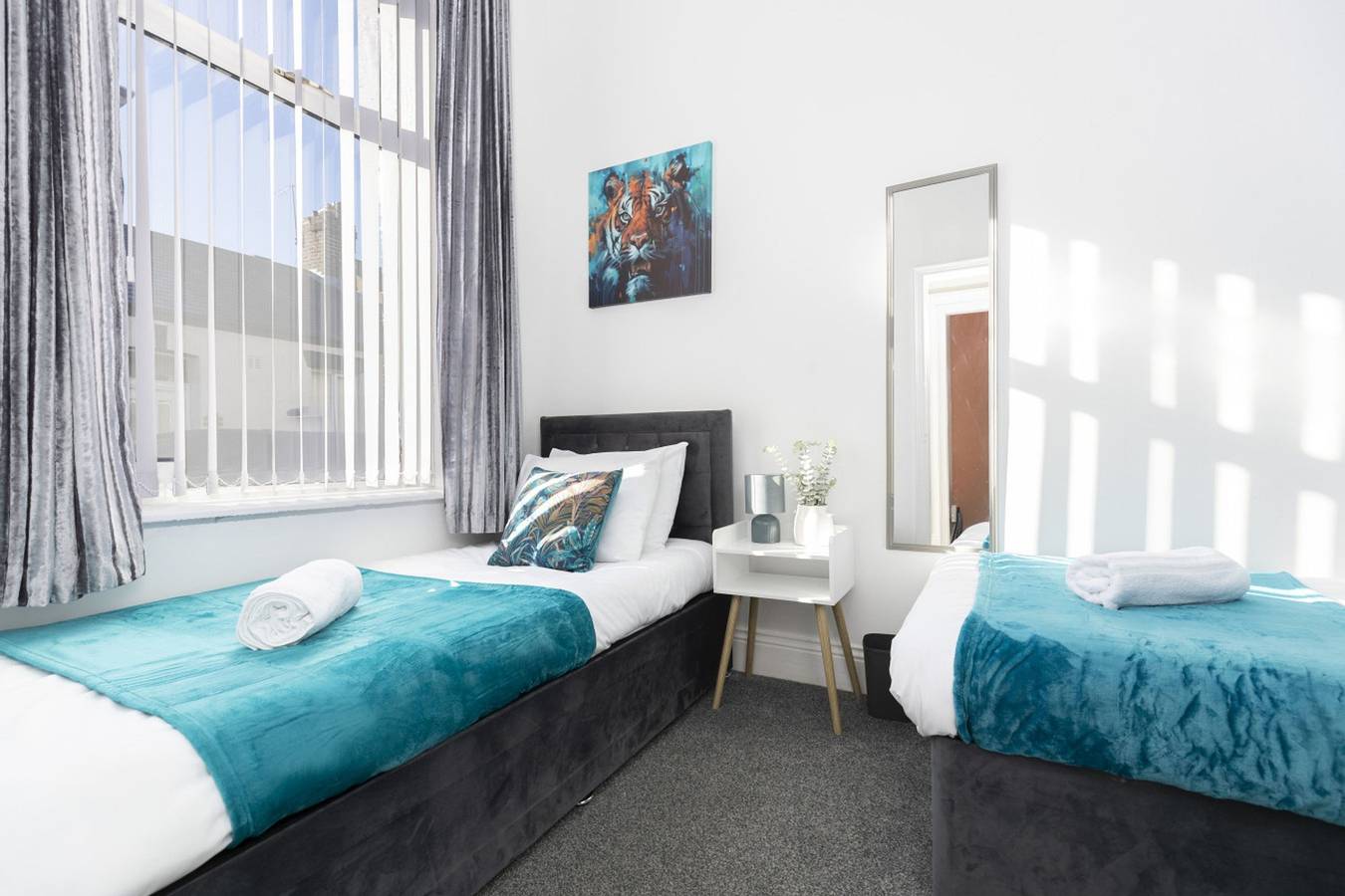 Stylish 3Br Home with Parking by University in Sunderland